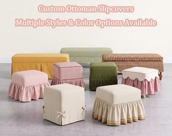 Könnte beinhalten: Eine Sammlung von maßgefertigten Hockerbezügen in verschiedenen Farben und Mustern, darunter einfarbiges Rosa, Beige, Grün, Gelb und karierte Designs. Einige verfügen über Rüschen, gewellte Kanten oder seitliche Schleifen. Text: Custom Ottoman Slipcovers.