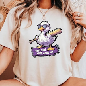 Camiseta Silly Goose, &quot;Mess Around and Fine Out&quot;, presente para amantes de gansos, ganso bordado, Universidade Goose, ganso engraçado, camiseta Comfourt Colours