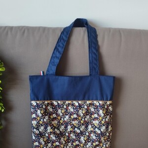 Tote bag sac fourre-tout cabas grandes anses pour porté épaule ou à la main bleu marine fleurs doré original
