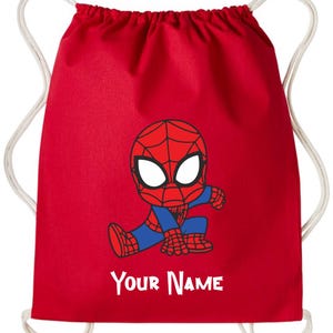 Op de afbeelding: Rode trekkoordtas met een cartoon Spider-Man-ontwerp in rood, blauw en zwart. De tas heeft witte trekkoorden en de tekst "Your Name" in het wit.