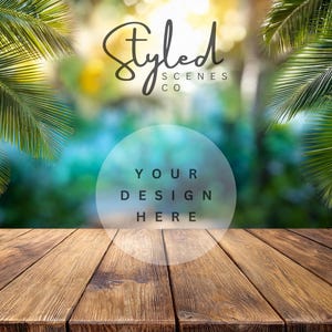Peut inclure: Un plan de travail en bois avec un arrière-plan flou de palmiers et un ciel bleu. Le texte "Styled Scenes Co." et "Your Design Here" est visible en arrière-plan.