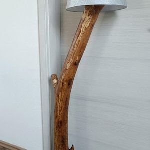 Stehlampe aus Holz