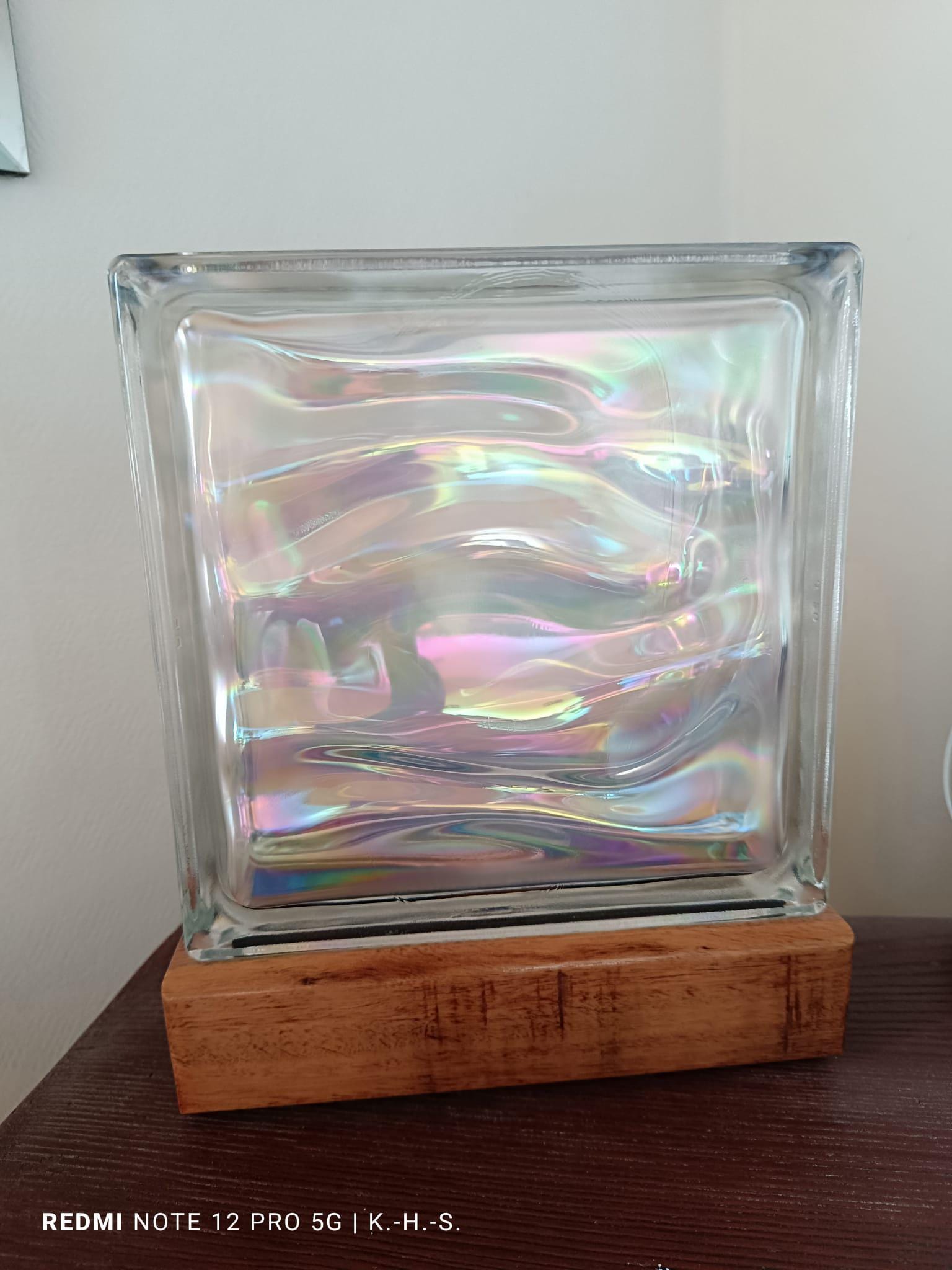 Produktbild von UpArtStyle Designerlampe Mit LED – 24x24 Cm Glasbaustein XXL, Transparent, Modern, Inkl. Batterien
