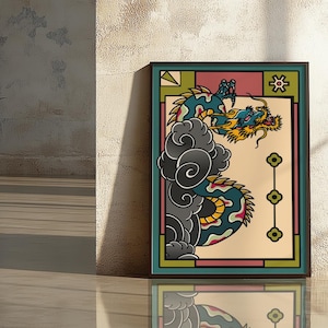 Può includere: Opera d'arte incorniciata con un design di drago stilizzato. Il drago è raffigurato in tonalità di blu, giallo e rosso, con una nuvola grigio scuro. L'opera ha uno sfondo color crema con un bordo verde scuro e rosso.