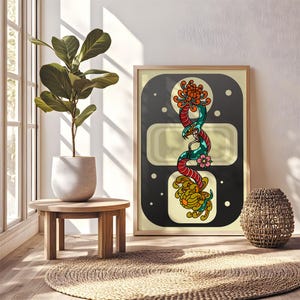 Könnte beinhalten: Gerahmter Kunstdruck mit einem stilisierten Schlangenmotiv in Rot und Grün, verziert mit floralen Elementen. Das Kunstwerk ist vor einem schwarzen und cremefarbenen Hintergrund in einem hellen Holzrahmen präsentiert.
