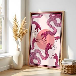Può includere: Stampa astratta rosa e bianca con più serpenti rosa con contorni neri, che si avvolgono attorno a un grande cerchio rosa. I serpenti hanno squame dettagliate e sono disposti in uno schema dinamico.