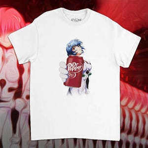 Könnte beinhalten: Weißes T-Shirt mit einer Anime-Illustration, die eine Dr. Pepper-Dose hält. Die Dose ist rot mit weißem Text und der Nummer 23. Das T-Shirt hat einen Rundhalsausschnitt und kurze Ärmel. Der Markenname "GEVLION" ist oben rechts aufgedruckt.