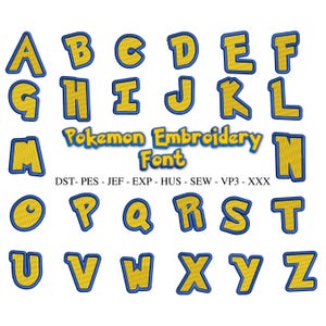 Può includere: Un set di lettere maiuscole in un font a tema Pokemon giallo e blu. Le lettere sono contornate di blu e riempite di giallo. Il testo "Pokemon Embroidery Font" è sotto le lettere, e il testo "DST - PES - JEF - EXP - HUS - SEW - VP3 - XXX" è sotto quello.