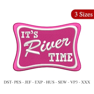 Könnte beinhalten: Ein pinkfarbener, gestickter Aufnäher mit den Worten "IT'S River TIME" in weißer Schrift und Blockbuchstaben. Der Aufnäher hat einen weißen Rand und eine geschwungene rechteckige Form. Der Text "3 Sizes" befindet sich in einem roten Rechteck.