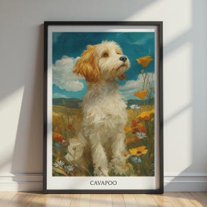 Peut inclure: Une impression d'art encadrée représentant une peinture d'un chien Cavapoo crème et beige assis dans un champ de fleurs sauvages orange et blanches sous un ciel bleu nuageux. Le mot CAVAPOO est imprimé en lettres capitales noires en bas.