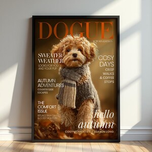 Puede incluir: Una lámina enmarcada con una portada de revista titulada DOGUE Autumn Edition. Un cachorro de pelaje castaño claro y esponjoso lleva un suéter de punto gris y una bufanda a juego. El texto incluye Sweater Weather, Cosy Days y Autumn Adventures.