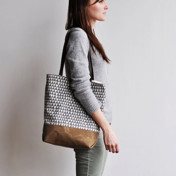 TOTE - grey triangle