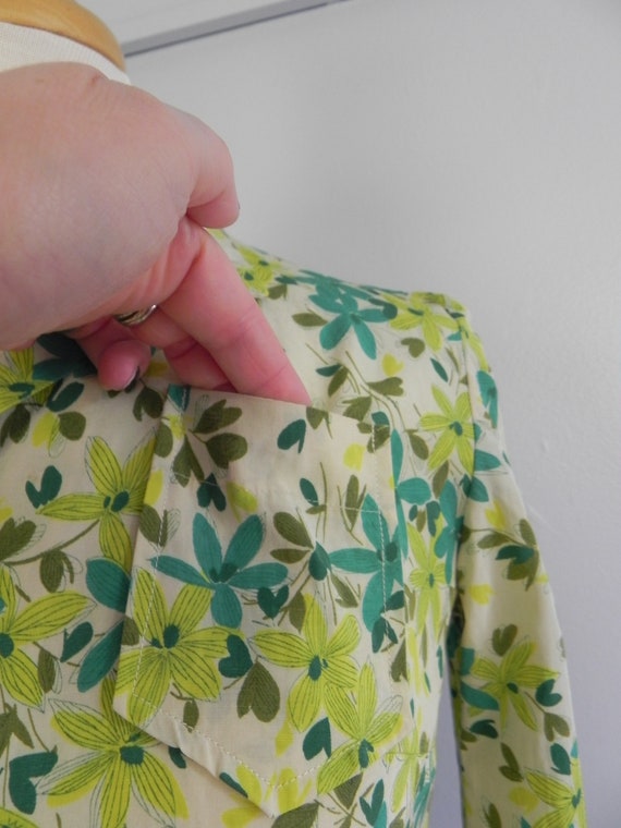 Vintage 50s Top Rayon or Silk Green Print Blouse … - image 9