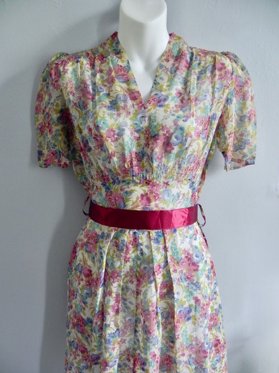 Vintage 30s Dress with Lovely Deco Flowers and puf