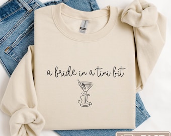 Sudadera de novia con Tini Bit, sudadera con temática de Espresso Martini, sudadera para futura señora, idea de regalo para despedida de soltera comprometida con Tini Bit, suéter para prometido.