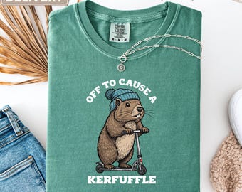 Camiseta "Lista para armar lío" con colores cómodos. Camiseta divertida con patinete y marmota. Camiseta de salud mental con animales graciosos. Camiseta sarcástica con humor para adultos.