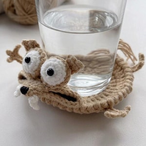 Posavasos de ardilla de ganchillo – Tapete para taza con forma de animalito – Posavasos de bosque hecho a mano – Scrat de La Era de Hielo, la ardilla dientes de sable con piña