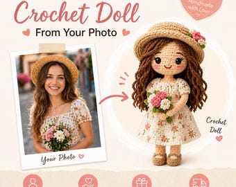 Könnte beinhalten: Ein Bild zeigt eine individuelle Häkelpuppe, die nach einem Foto angefertigt wurde. Die Puppe hat braune Haare, einen Strohhut und ein geblümtes Kleid. Der Text lautet "CUSTOM Crochet Doll From Your Photo". Ein Foto einer Frau ist ebenfalls enthalten.