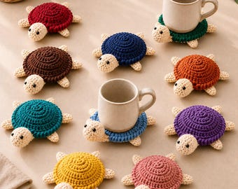 Könnte beinhalten: Eine Sammlung handgefertigter gehäkelter Schildkröten-Untersetzer in verschiedenen Farben, darunter Rot, Braun, Blau, Grün, Orange, Lila, Gelb und Rosa. Jeder Untersetzer hat ein Schildkröten-Design mit Kopf und Flossen. Mehrere Keramikbecher stehen darauf.