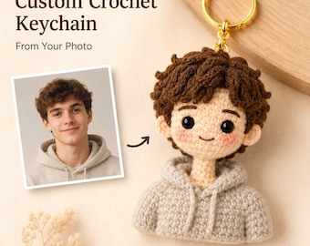 Könnte beinhalten: Ein individueller Häkel-Schlüsselanhänger mit einer handgefertigten Puppe mit braunen Haaren und einem grauen Kapuzenpullover. Der Schlüsselanhänger hat einen goldenen Ring und den Text "Custom Crochet Keychain From Your Photo". Ein Foto einer Person ist abgebildet.