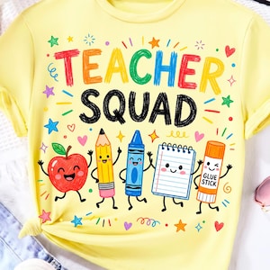 Könnte beinhalten: Ein hellgelbes T-Shirt mit kurzen Ärmeln und dem Schriftzug "TEACHER SQUAD" in bunten Buchstaben. Unter dem Text befinden sich Cartoon-Illustrationen eines lächelnden roten Apfels, eines gelben Bleistifts, eines blauen Buntstifts, eines Notizblocks und eines Klebestifts.