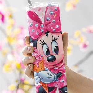 Peut inclure: Un gobelet rose avec un motif de dessin anim&eacute; de Minnie Mouse. Le gobelet pr&eacute;sente un n&oelig;ud rose et Minnie Mouse tient un cornet de glace. Une paille argent&eacute;e est ins&eacute;r&eacute;e dans le couvercle. Le gobelet est con&ccedil;u pour les boissons froides.