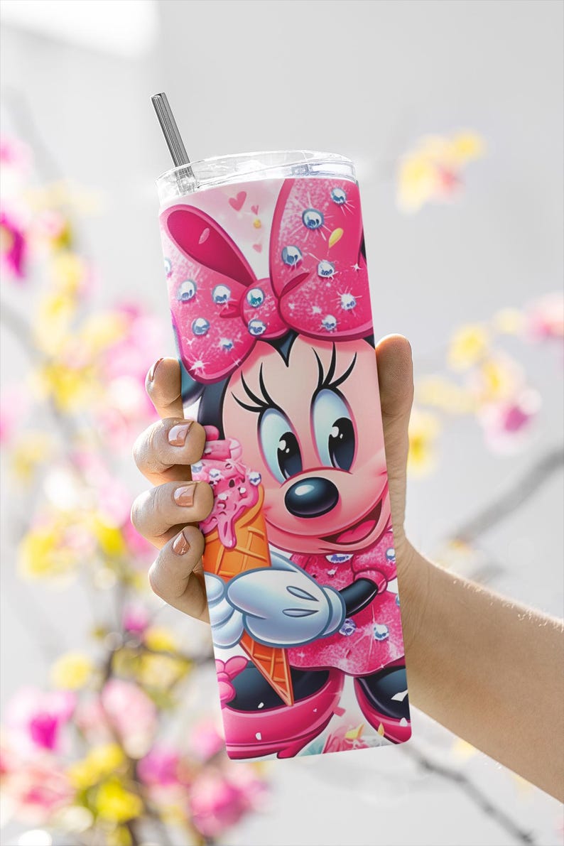Peut inclure: Un gobelet rose avec un motif de dessin anim&eacute; de Minnie Mouse. Le gobelet pr&eacute;sente un n&oelig;ud rose et Minnie Mouse tient un cornet de glace. Une paille argent&eacute;e est ins&eacute;r&eacute;e dans le couvercle. Le gobelet est con&ccedil;u pour les boissons froides.