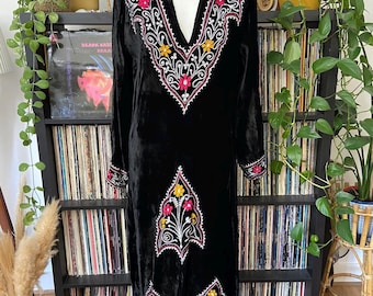 Vintage Indiaanse geborduurde jurk met capuchon uit de jaren 60