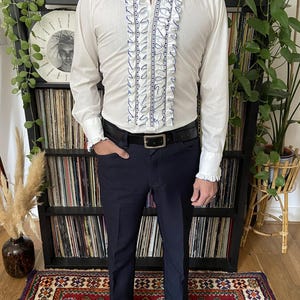 Camisa branca com babados da After Six, estilo vintage dos anos 70.