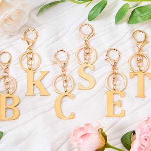 Llavero con inicial de metal dorado personalizado, dije personalizado con letra de oro de alta calidad, llavero con nombre para mujer y hombre, sencillo y elegante.
