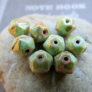 PEPITAS DE TURQUESA DORADA. 8 cuentas de vidrio tallado checo-inglés. 10 mm. Suministros para la fabricación de joyas