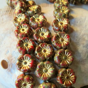 Venta de FLORES ROJAS DORADAS. 10 cuentas de flores de vidrio checo metálico. Cuentas de 8 mm. Suministros para la fabricación de joyas