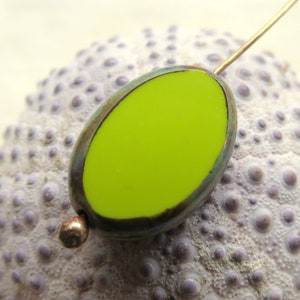 Cuentas de vidrio checo color verde aguacate: Óvalos Picasso (20 x 14 mm)