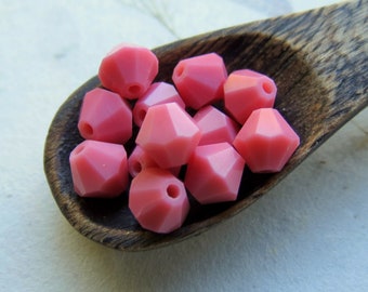 Rosa opake Bicone-Perlen. 25 facettierte Kristallglasperlen von Preciosa aus Tschechien. 5 mm. Zubehör für die Schmuckherstellung.