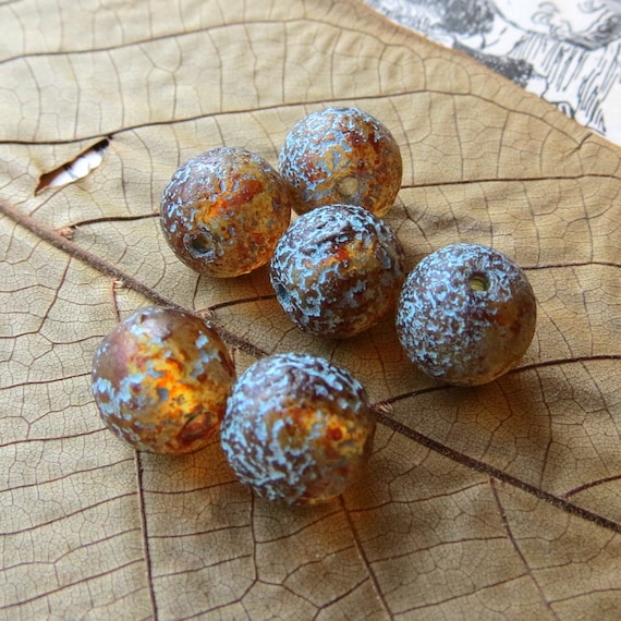 Bellissime Perle Di Vetro Smeraldato A Cristalli Di Cristallo Isoalato Su Fondo Bianco Utilizzo Per Gioielli Con Conifere Spazio Il Image194747646