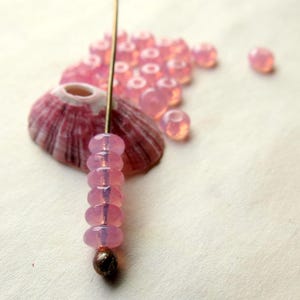 Rondelles de ópalo rosa. 30 cuentas de vidrio checo pulido al fuego. Cuentas de 4 mm x 2,5 mm. Materiales para joyería.