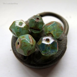 De nuevo en stock PEPITAS DE OPALITA VERDE . 8 cuentas de vidrio Picasso de corte inglés checo . 10 mm . Suministros para la fabricación de joyas