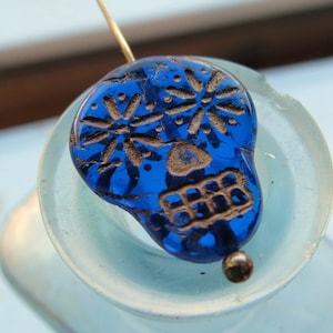BRONZED COBALT CALAVERAS . 4 Czech Metallic Glass Skull Beads . 20 mm . Supplies for Jewelry Making