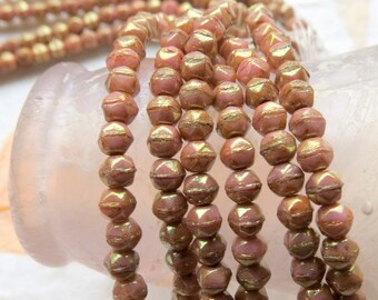 Roze Tsjechische glaskralen: goudkleurige glans, Engelse slijping, 3 mm (50 kralen)