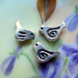 ALTER ZINN BIRDIEZ. 2 Mykonos Vogel Charms. 12mm . Griechische Charms, Anhänger und Knöpfe. Lieferungen für die Schmuckherstellung