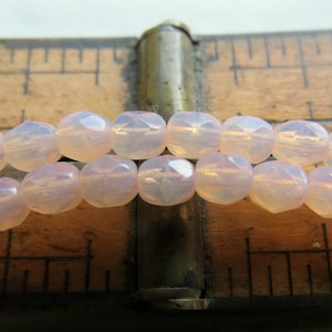 OPALITAS ROSA MELOCOTÓN. 44 cuentas redondas de vidrio facetado checo pulido al fuego. 4 mm. Materiales para joyería.