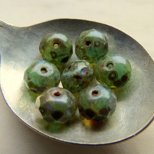 Cuentas de vidrio vaselina checas: Rondelles Picasso verdes con remolinos (10 piezas, 9 x 6 mm)