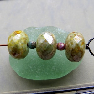 CHUBBY SAGE RONDELLES . 4 cuentas de vidrio Picasso checo . Cuentas de 14 mm . Suministros para la fabricación de joyas