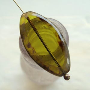 Cuentas de pétalos de Picasso de cristal checo: huso de topacio olivino, 36 mm (2)