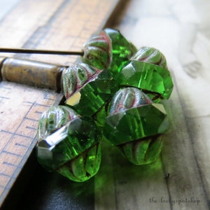 TURBINAS VERDE ESMERALDA . 6 Cuentas de vidrio facetadas estilo Picasso checo . 10 mm por 11 mm . Suministros para la fabricación de joyas