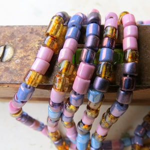 MARDI GRAS MIX. Contas de semente de corneta checa. tamanho 6/0 (um fio, cerca de 94 contas). Suprimentos para fabricação de joias