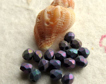 Cuentas de vidrio checo de iris morado: facetadas, 3 mm, metalizadas mate (50 unidades)