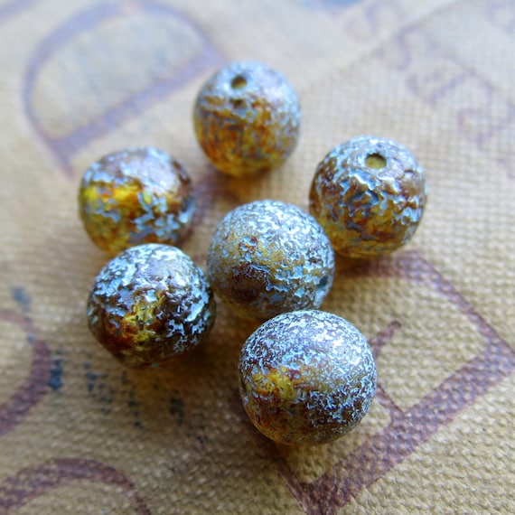 Bellissime Perle Di Vetro Smeraldato A Cristalli Di Cristallo Isoalato Su Fondo Bianco Utilizzo Per Gioielli Con Conifere Spazio Il Image194747646 - Foto 9