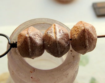 GETSTE ROZE NUGGETS. 8 Tsjechisch-Engelse geslepen glaskralen. Kralen van 10 mm. Benodigdheden voor het maken van sieraden