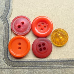 5 VINTAGE ORANGE BUTTONS . 18 mm+ . Vintage Plastic Buttons . Antique Buttons .  Orange Flower Buttons . Sewing Supplies